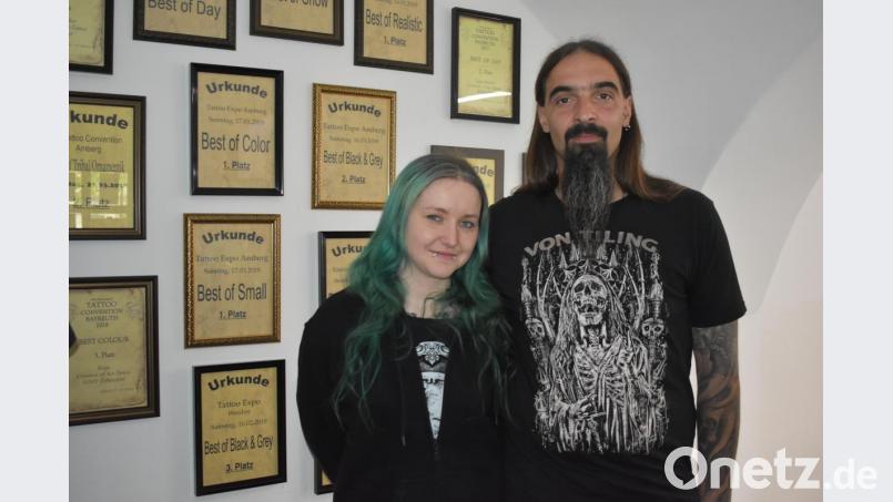 Fabian Stock ist seit Dezember 2016 Besitzer des &quot;Creation of Art&quot;. Die Idee hatte er gemeinsam mit seiner Lebensgefährtin Diana Walther. Beide sind Tattoo-Fans. Hinter den beiden hängen zahlreiche Urkunden, die er mit seinen Künstlern auf Conventions in der Region gewonnen hat. Bild: lue