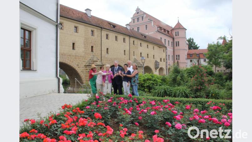 Landrat Richard Reisinger (Mitte) stößt mit seinem Team vom Kreisverband für Gartenbau und Landespflege Amberg-Sulzbach vor der Neuanpflanzung im Rosengarten auf das Gelingen des Rosenfestes an. Bild: ads