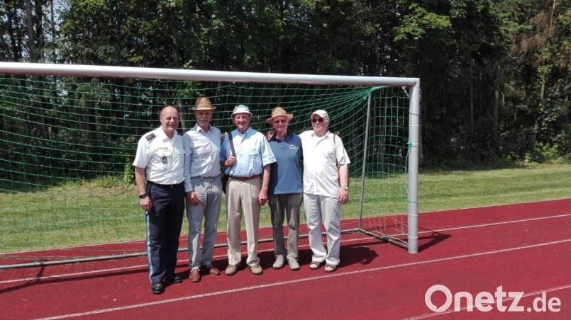 Das Bild entstand auf dem Sportplatz und zeigt (von links) Polizeioberrat Helmar Termer, Walter Denk, Harald Dippel, Wilhelm Jakob und Max Grillenbeck. Bild: exb