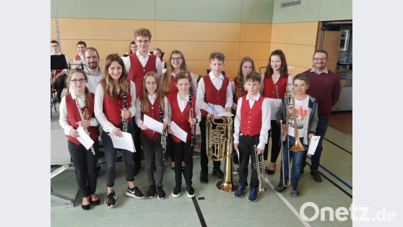 Die ausgezeichneten Junior-Musiker der Blaskapelle Ammerthal, vorne von links; Anna Bär (Querflöte), Lena Klatzl, Christine Schleicher, Emilie Reiser (alle Klarinette), Kilian Ludwig (Trompete), Bastian Haller (Posaune), hinten von links: Manuel Jung (Dirigent), Laurenz Fischer, Isabella Schwarz (beide Nachwuchssprecher), Tizian Stein (Tuba), Celina Jahn, Lena Ibler (beide Querflöte) und Daniel Haller. Bild: mof