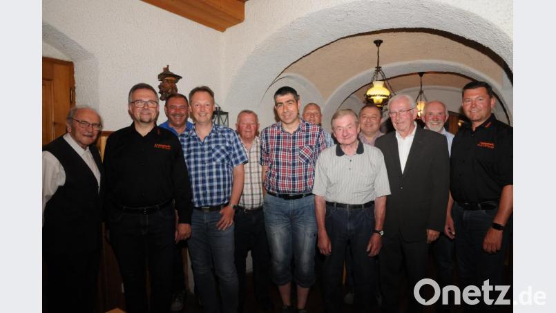 Präses Pater Reinhold Schmitt (links) und Bürgermeister Rainer Rewitzer (rechts) wünschen Vorsitzendem und Kassier Thomas Müllner, zweitem Vorsitzenden Stefan Kabitschke, Schriftführer Michael Giehl, Fähnrich Josef, Beisitzer Albert Müllner (vorne, von links) sowie den Beisitzern Hans Rewitzer, Johann Rewitzer, Xaver Gallitzendörfer, Josef Preßl und Lothar Baier (hinten, von links) erfolgreiche Arbeit. Bild: bey