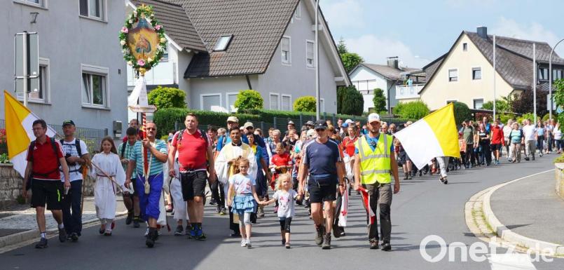 Singend und betend kehren die Gößweinstein-Wallfahrer nach Kirchenthumbach zurück. Bild: ü