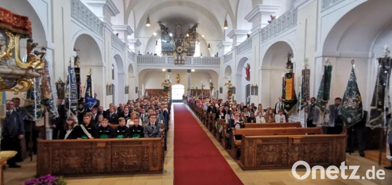 Die Pfarrkirche ist bei der Jubelmesse des Schützenvereins 1884 voll besetzt. Bild: gz