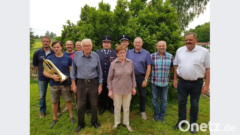 Heiner Schicker feierte seinen 80. Geburtstag. Im Bild der Jubilar mit den Gratulanten (von links): Uwe Franz, Stefan Heldwein, Alexander Franz (alle drei Blaskapelle), Gerald Helm (VfB), Heinrich Schicker, Roland Heldwein (Feuerwehr), Anneliese Schicker, Philipp Sertl (Feuerwehr), Bernd Schwamberger, Josef Hecht (beide OWV) und Zweiter Bürgermeister Michael Schedl. Bild: rdh