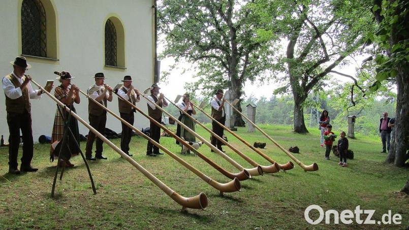 Alphörner erklingen am Dreifaltigkeitssonntag an der Kapelle auf dem Gottvaterberg, gespielt von Mitgliedern der Jägerkameradschaft Auerbach. Bild: sck