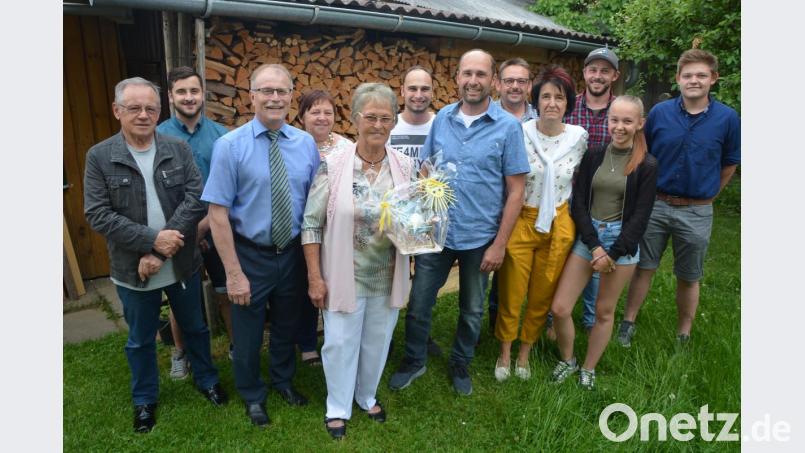 Jubilarin Maria Ernst (Fünfte von links) erhielt Glückwünsche unter anderem von Bruder Max, Neffe Michael, Bürgermeister Max Bindl, Schwester Sieglinde, Enkel Manuel, Sohn Harald, Bruder Siegfried, Schwägerin Elvira, Neffe Sebastian, Nichte Sofia und Neffe Maximilian (von links). Bild: jr