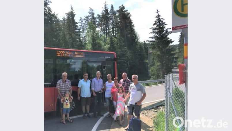 Vorsitzender der Campingfreunde Gaisweiher, Jürgen Markelsdorfer (Zweiter von links) und Bürgermeister Thomas Meiler (Dritter von links) freuen sich über die neue Busverbindung an den Gaisweiher. Bild: cro
