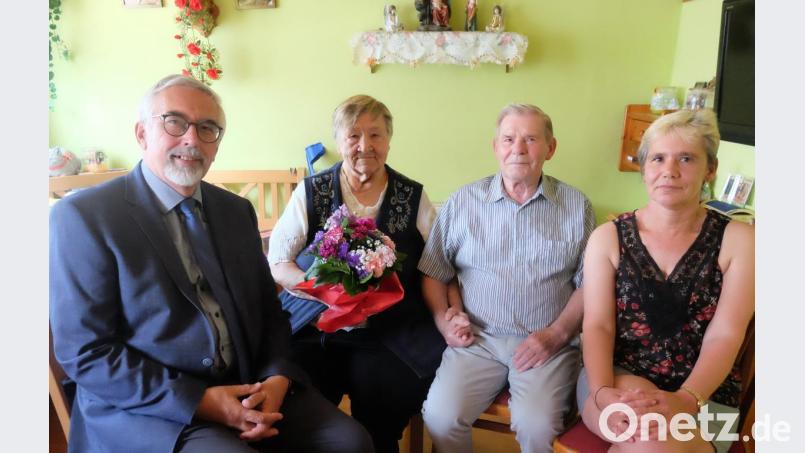 Kürzlich feierten Elfriede und Gerhard Schieber (Mitte) ihre &quot;Diamantene&quot;. Bürgermeister Manfred Rodde (links) überbrachte im Namen der Marktgemeinde Schwarzenfeld die Glückwünsche zum 60. Hochzeitstag im Beisein von Tochter Sonja (rechts). 
. Bild: ohr