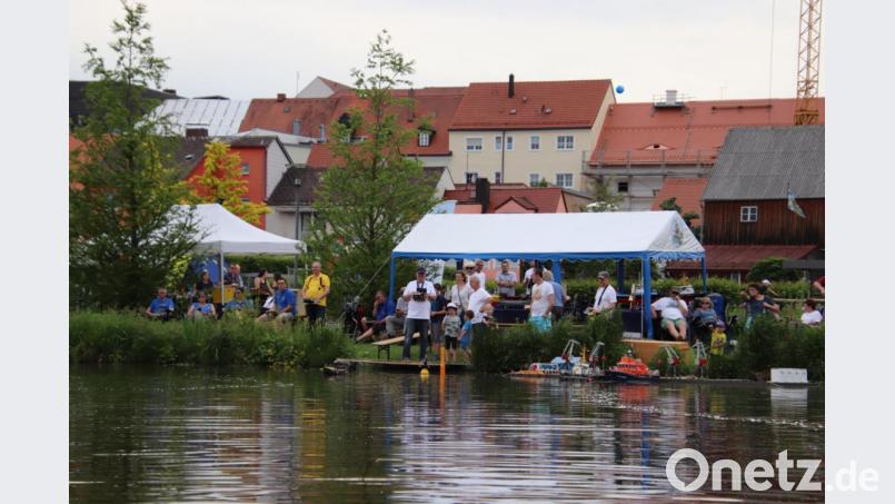 Die Mitglieder des Schiffsmodellbauclub wirkten beim cooltour-Sommer in Tirschenreuth mit. Bild: exb