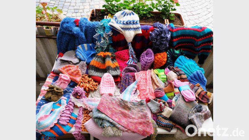 Schenken macht glücklich: Die kleinen handgestrickten Kunstwerke wird der Strickkreis Süßenweiher dem Bürgerladen Grafenwöhr übergeben. Bild: do