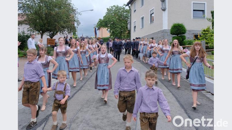 Die Festdamen des Jubelvereins ziehen auf den Dorfplatz in Zeinried ein und machen ordentlich Stimmung. Bild: tkr