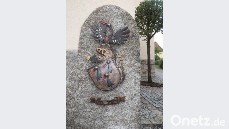 Das Wurzer Wappen ziert den Gedenkstein zur 950 Jahr Feier. Bild: trj