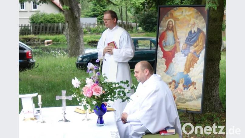 Pfarrer Miroslav Matiš und Kaplan Václav Sládek (von rechts) feiern gemeinsam den Festgottesdienst vor dem als Fotoleinwand duplizierten Altarbild. Bild: fjo