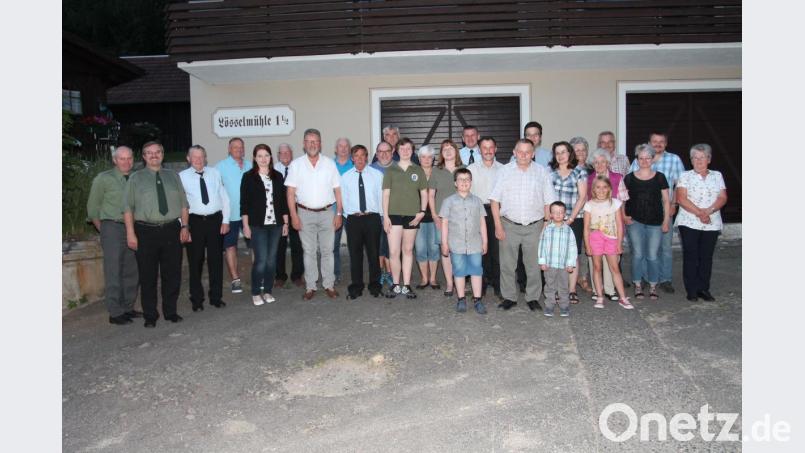 Albert Mäckl (eingerahmt von seinen Enkeln) genießt die Feier zum 70. Geburtstag. Bild: pi