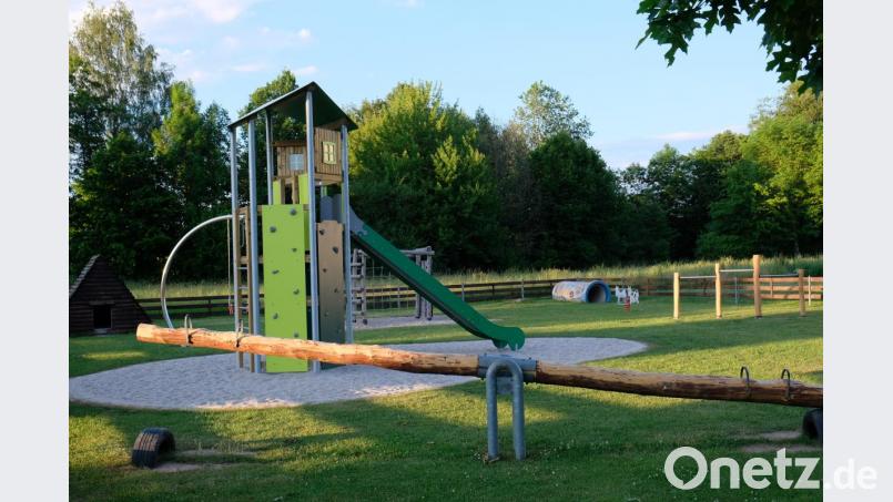 Nach der Anschaffung neuer Spielmöglichkeiten präsentiert sich der Kinderspielplatz neben der Gemeinschaftshalle in Tremmersdorf im Top-Zustand. Die Verantwortung als &quot;Kümmerer&quot; übernimmt eine Spielplatzgemeinschaft mit zweitem Bürgermeister Roland Hörl. Bild: do