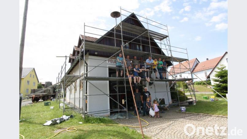 Auf ihr Gerätehaus sind die Feilersdorfer &quot;Floriane&quot; mit Recht stolz. In dreiwöchiger Arbeit verpassten sie dem schmucken Gebäude mit Unterstützung der Gemeinde ein fachgerechtes Facelift. Bild: bjp