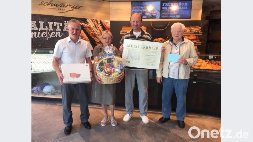 Dem Jubilar Hermann Schwärzer (Zweiter von rechts) gratulieren neben seiner Ehefrau Margot auch Walter Beer (links) von der Bäko Weiden sowie 
 Ehrenobermeister Alois Spitzer. Bild: is