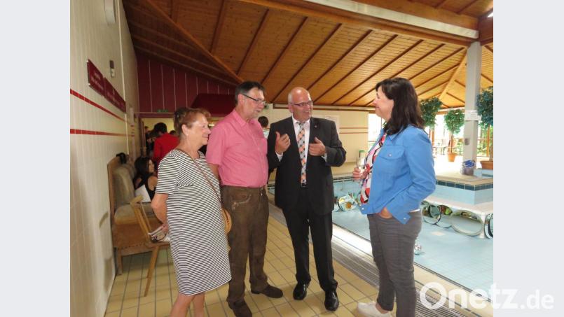Andrea Lamest und Bürgermeister Klaus Meyer (von rechts) begrüßten auch den ehemaligen Physiotherapeuten Siegfried Wagner und dessen Frau. Bild: ubb