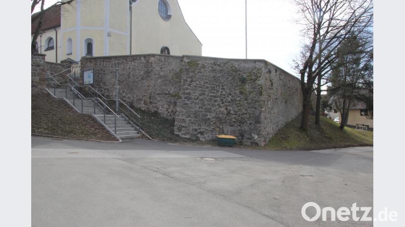 Die Kirchenstiftung Schmidgaden saniert die Kirchenmauer. Bild: ral