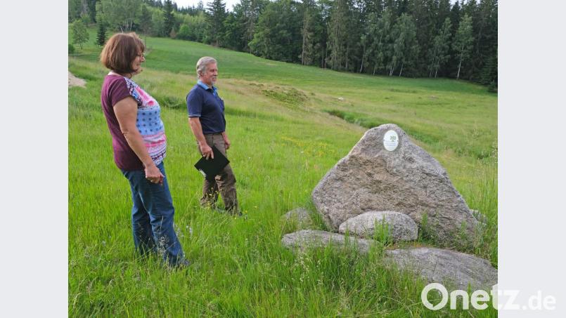 Eine Plakette auf den Granitfelsen am Zugang verweist auf ein Kleinod in der Oberpfälzer Landschaft. Mathilde Müllner und Manfred Wiedermann genießen den Blick hinunter in den Talzug. Bild: nm