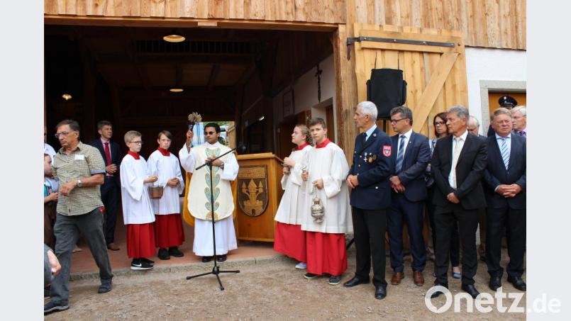 Pfarrvikar Pater Binu Kureekattil segnete den renovierten Dreiseithof in Mitterauerbach.
Pfarrvikar Pater Binu Kureekattil segnete den renovierten Dreiseithof in Mitterauerbach. Bild: pko