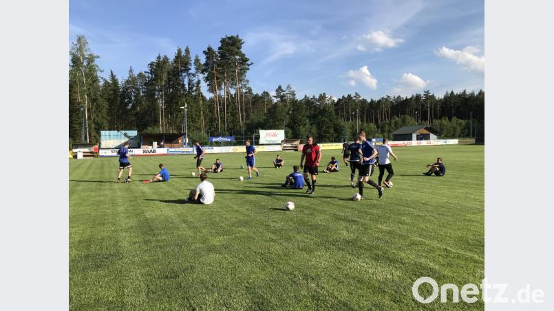 Der neue Co-Trainer Daniel Rohr (rotes Oberteil) leitete am Montagabend das Auftakttraining des Landesliga-Absteigers SV Etzenricht. Bild: fle