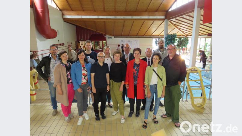 Die Künstler, die Vereinsmitglieder, Förderer, Sponsoren und Politiker feierten gemeinsam die erste Ausstellung nach einem Symposium im Badehaus. Bild: ubb