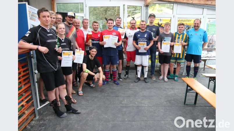 Die Mofa-Gang kann den Pokal für immer mit nach Hause nehmen. Im Bild alle Mannschaftsführer nach der Siegerehrung. Bild: ral