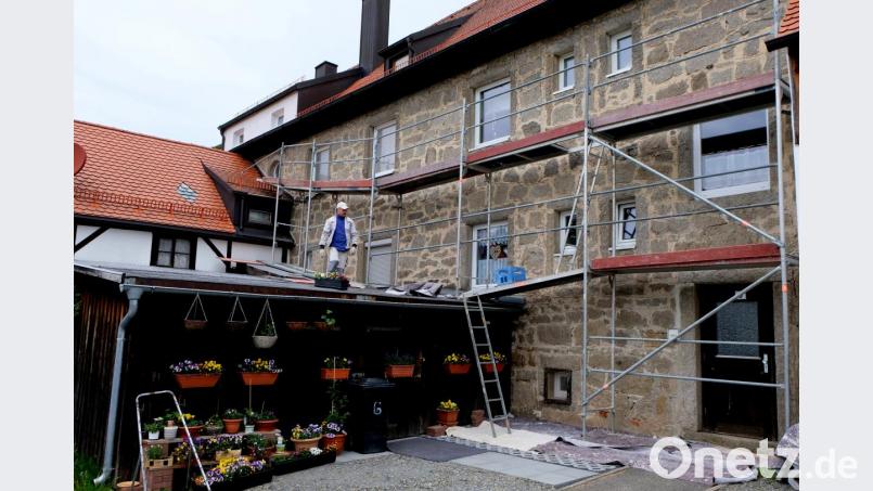 Die Fassaden in der Eigenheimsiedlung werden instandgesetzt. Bild: le