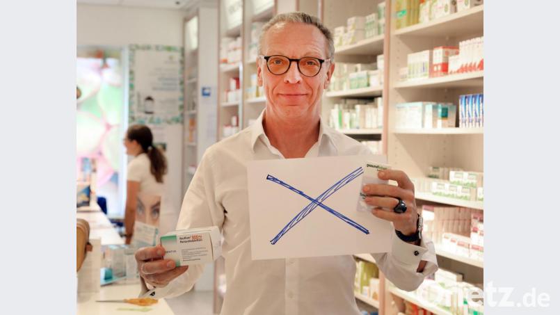Zum rezeptpflichtigen Medikament gibt es kein Hustenbonbon und kein Pflaster mehr. Im Verbot sieht Thomas Wittleben eine Stärkung der Apotheken auf dem Land. Bild: Gerhard Götz