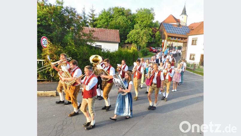 Festzug zum 120-jährigen Jubiläum der Krieger- und Soldatenkameradschaft Haidenaab-Göppmannsbühl. Bild: hai