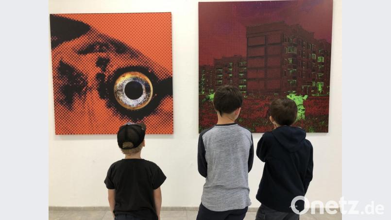 Kunst ist keine Frage des Alters. Diese jungen Besucher interessieren sich auch schon für die gezeigten Bilder. Bild: cim