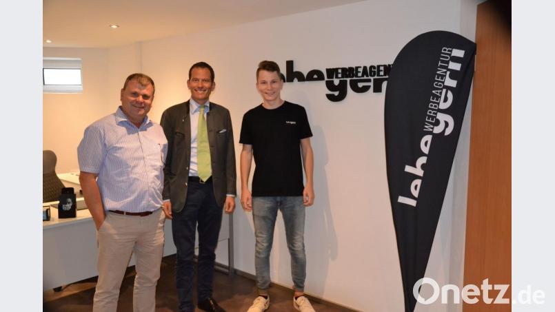 Bürgermeister Karlheinz Budnik (von links) und Bundestagsabgeordneter Albert Rupprecht gratulieren Thomas Lebegern zum Bundessieg im Leistungswettbewerb des Deutschen Handwerks als Mediengestalter. Bild: Lowak