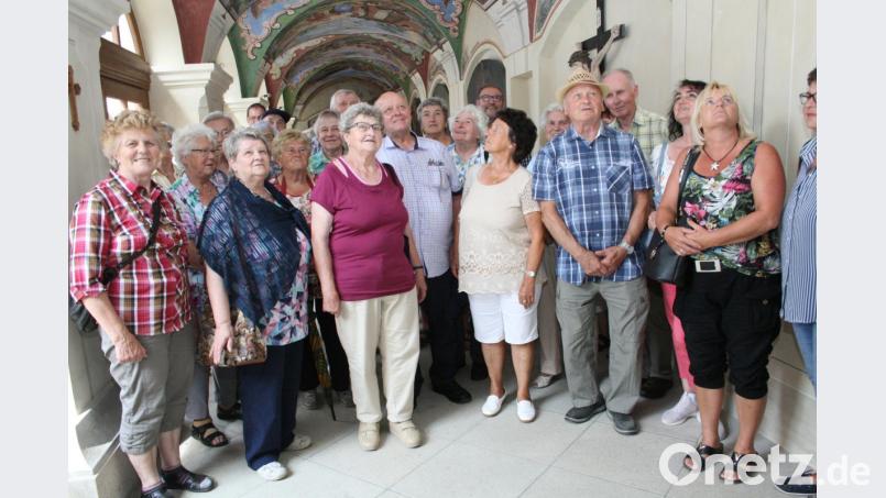 Aufmerksam betrachteten die Friedenfelser die kunstvollen Wand- und Deckenmalereien, während Ingrid Leser die Motive aus dem alten Testament erläuterte. Bild: roh