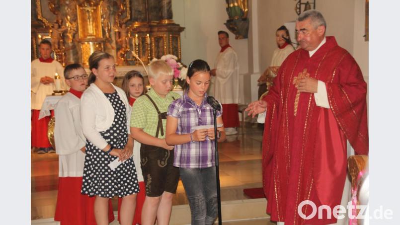 Im Festgottesdienst trugen die Kinder dem Hl. Vitus ihre Fürbitten vor und beteten auch für die Verstorbenen. Bild: frd