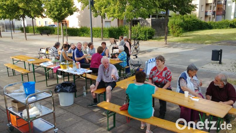 Offene Gesellschaft: Im Stockerhutpark sind auch Spaziergänger an der Tafel gern gesehen. Bild: exb
