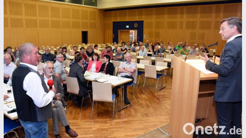 Viele Landwirte sind von der Reaktion der Regierungskoalition auf das Volksbegehren Artenschutz enttäuscht. CSU-Abgeordneter Tobias Reiß (rechts) steht Rede und Antwort. BBV-Kreisobmann Josef Fütterer (links) moderiert die gemeinsame Versammlung der Ortsbäuerinnen und Ortsobmänner. Bild: bgm