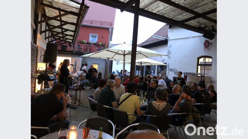 Urbane Idylle mit Musik im Hinterhof des Kulturstifts. Sehr viele Amberger zogen sich vom Trubel des Altstadtfestes hierher zurück. Bild: cim
