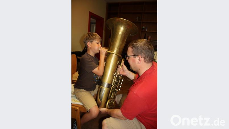 Als Talent an der Tuba erwies sich Leonhard gleich in den ersten Schnupperminuten, aus ihr holte er die „sattesten Grundtöne“ heraus. Bild: frd