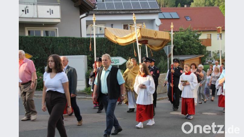 In einer Prozession ist der Leib Christi von Stadtpfarrer Alfons Kaufmann in der Monstranz durchs Dorf getragen und damit das Dorf unter den Schutz Gottes und des Hl. Vitus gestellt worden. Bild: frd