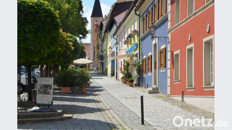 Im gesamten Bereich des mittleren Marktplatzes gilt der verkehrsberuhigte Bereich, den auch Radfahrer nutzen dürfen. Allerdings nur in Schrittgeschwindigkeit. Stehen an der Eisdiele Schleckermäuler an, kann es schon mal zu Beeinträchtigungen durch Radfahrer kommen, wenn diese zu schnell unterwegs sind. Bild: dob