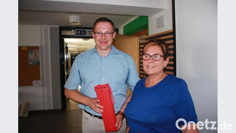 Martin Schmid hatte den mobilen Dorfladen und nähere Informationen darüber mitgebracht. Mit einem Geschenk bedankte sich Anneliese Krenkel für den Besuch aus Erbendorf. Bild: wro