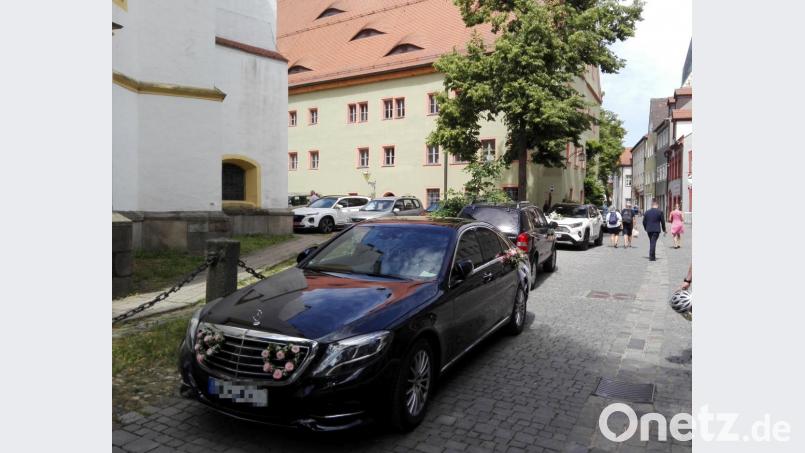 Heiraten im Halbstundentakt: Am Samstag wurde es zeitweise eng in der Schulgasse. Bild: shl