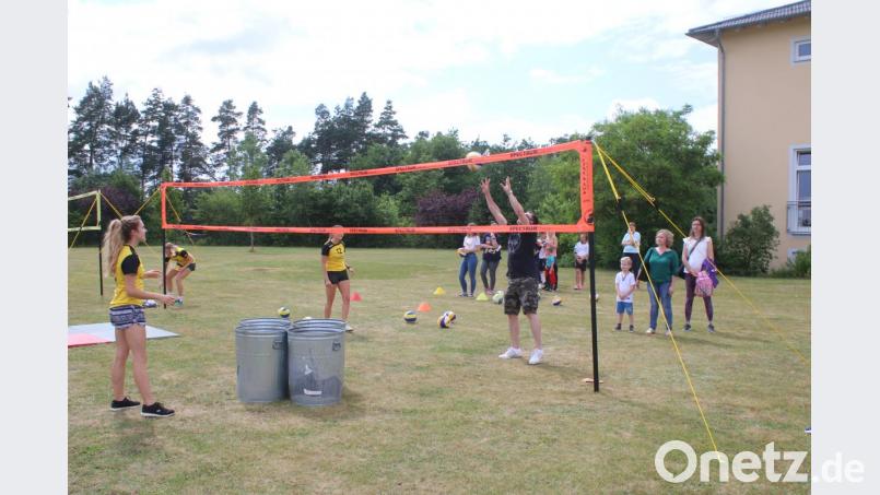 Beim Volleyball muss nach dem Zuspiel in die Tonnen gepritscht werden. Bild: sne