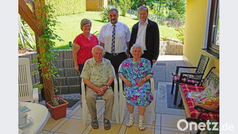 Ein schattiges Plätzchen beim 85. Geburtstag. Vordere Reihe: Jubilarin Margareta Rom neben ihrem Mann Andreas. Hintere Reihe von links: Gerlinde Müller, Bürgermeister Josef Beimler, Pfarrer Norbert Götz. Bild: rmg