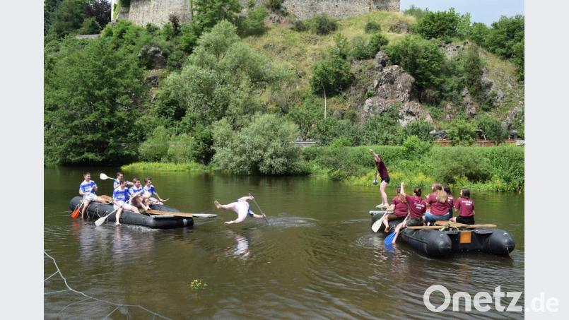 Ein Stoß und kopfüber ging es ins Wasser. Den ersten Platz belegte beim Fischerstechen die Mannschaft „Pfreimder Bauwong“ vor dem „Frauenclub Stein“. Bild: bnr