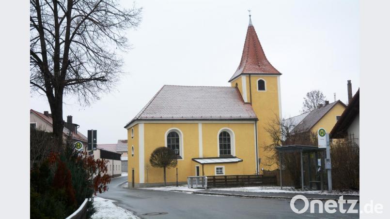 Die St.-Barbara-Kirche bleibt gesperrt, alle Gottesdienste finden bis auf weiteres in der Pfarrkirche in Michldorf statt. Bild: Gabi Schönberger
