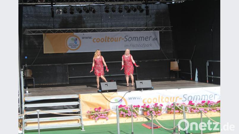 Etwas &quot;Rockiges&quot; gab es von diesen beiden Tänzerinnen zu sehen. Bild: Susanne Forster