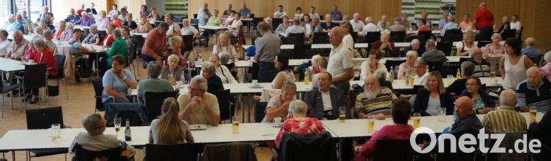 Die Senioren verbrachten einen unterhaltsamen Nachmittag in der Schwarzachtalhalle. Bild: weu
