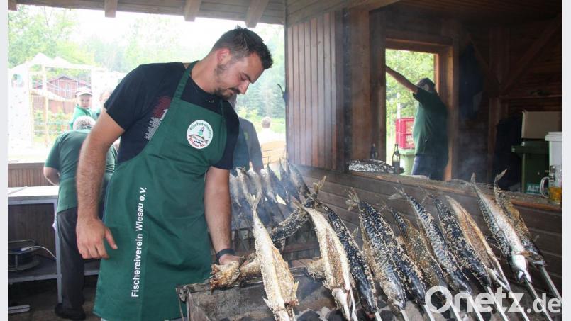 Reger Betrieb herrschte im Stand, wo es den Steckerlfisch zu kaufen gab. Bild: wro